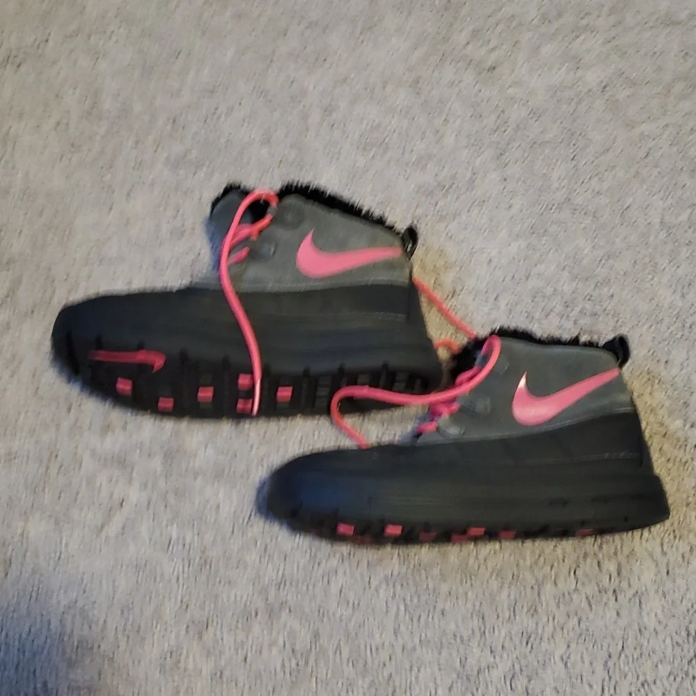 Kids Black and Pink Nike Sneaker Snow Boot Style Shoes Size 6.5Y